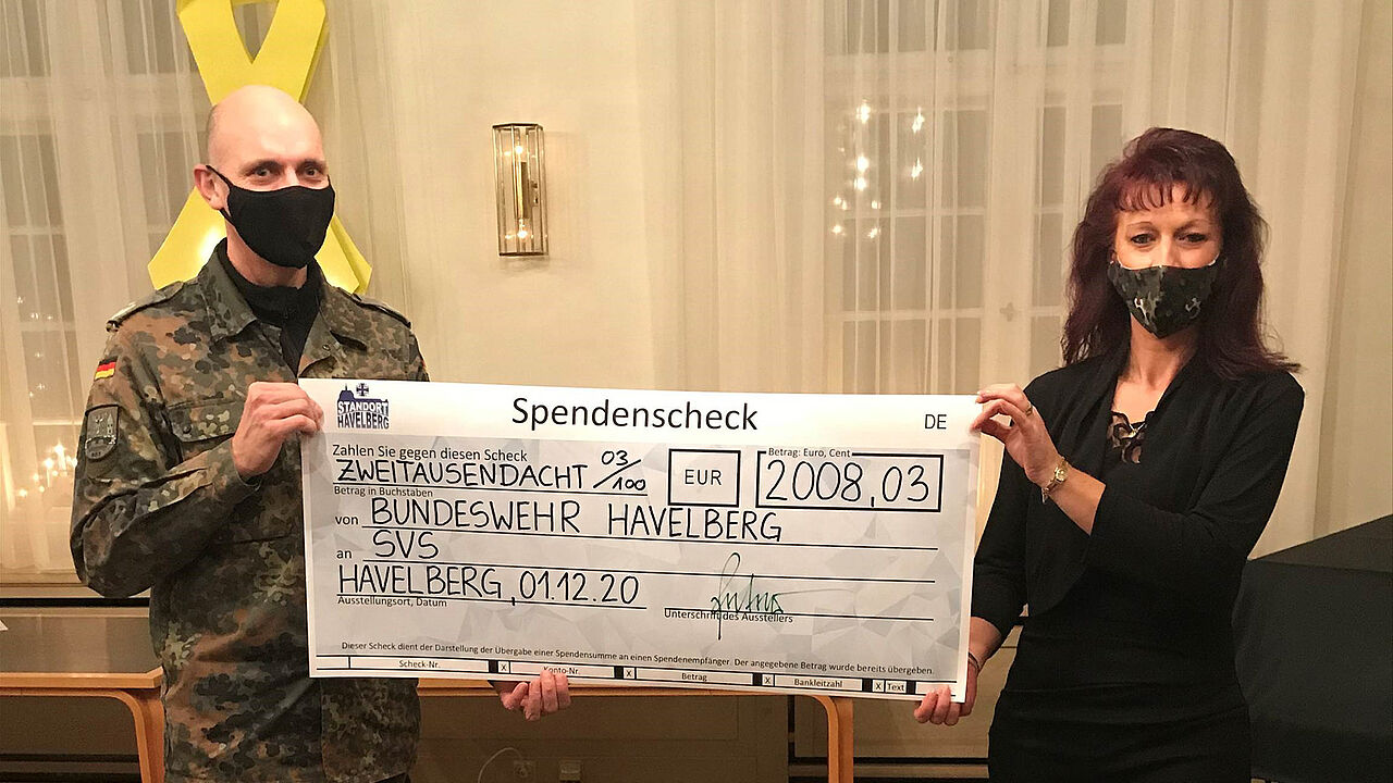 Oberstleutnant Ralph Peter, Kommandeur Panzerpionierbataillon 803, übergibt den Spendenscheck an SVS-Mitarbeiterin Katrin van Treek. Foto: Bundeswehr