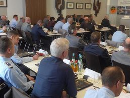 Zu den aktuellen Herausforderungen in der Bundeswehr bot der LV West Kommandeuren erneut ein Forum für Information und gegenseitigen Austausch Foto: Schnellbach