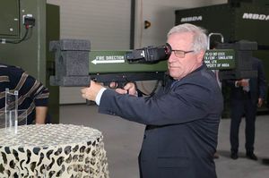 Der Vorsitzende des Arbeitskreis Wehrpolitik der CSU-Landtagsfraktion, Staatssekretär Johannes Hintersberger, MdL, mit einem "Enforcer“-Demonstrator, einem Simulationsgerät für Kleinflugkörper Foto: Büro Hintersberger