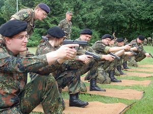 Die Waffenausbildung bereitet die Teilnehmer auf das Schießen vor Foto: AusbZ Munster