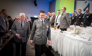 Generalinspekteur Volker Wieker (l.) diskutierte mit den Delegierten der Hauptversammlung über Laufbahnen und Infrastruktur Foto: DBwV/Scheurer