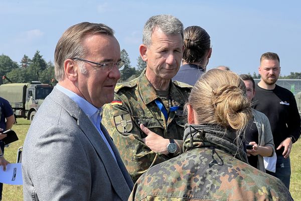 In Faßberg war Verteidigungsminister Boris Pistorius (l.) zu Besuch, hier an der Seite von Brigadegeneral Björn Schulz, Kommandeur der Panzertruppenschule in Munster. Foto: DBwV/Sarina Flachsmeier