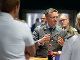 Im Dialog: Bei Kaffee und Snacks hatten die Mitarbeiterinnen und Mitarbeiter des Bundeswehrzentralkrankenhauses Koblenz die Möglichkeit, mit dem Bundesvorsitzenden Oberst André Wüstner ins Gespräch zu kommen. Foto: DBwV/Yann Bombeke