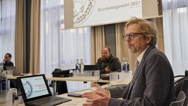 Fritz von Korff stellt die DBwV-Strategie zu den Bundestagswahlen vor. Foto: Ingo Kaminsky