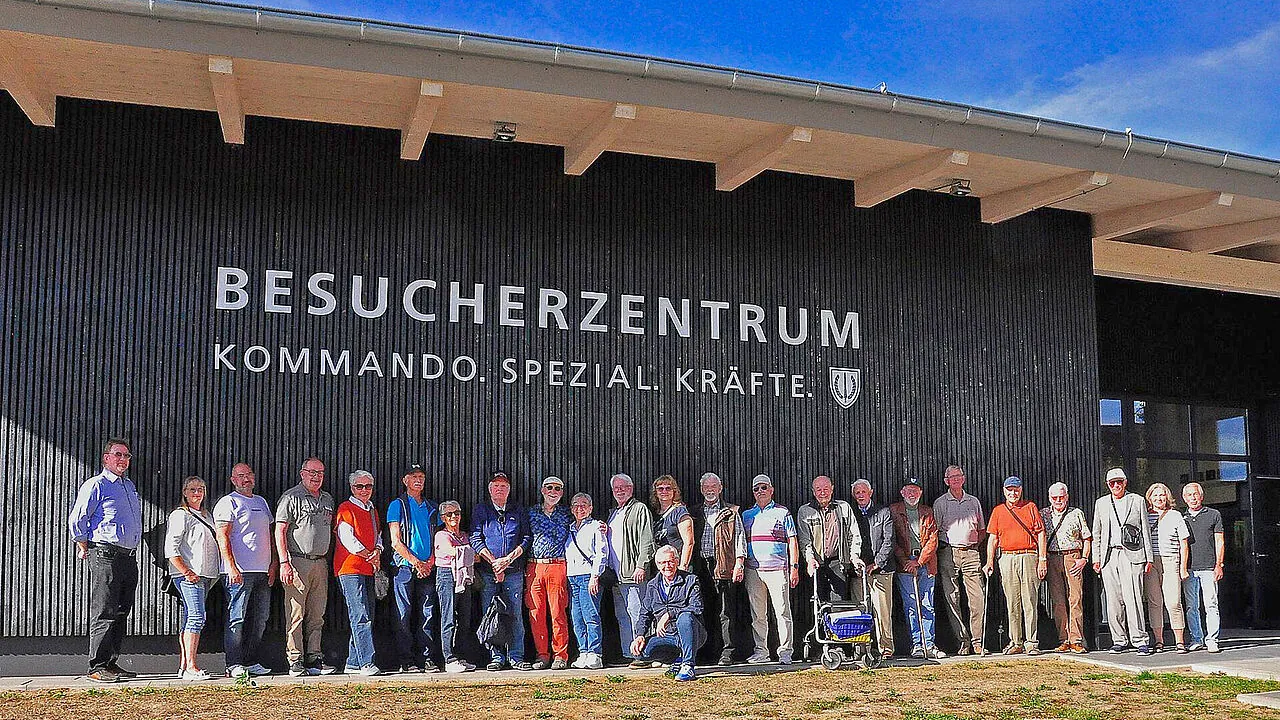 Mitglieder der Kameradschaft ERH Tuttlingen und der Kameradschaft ERH Westlicher Bodensee-Hegau besuchten das KSK in Calw. Foto: Jochen Schmid