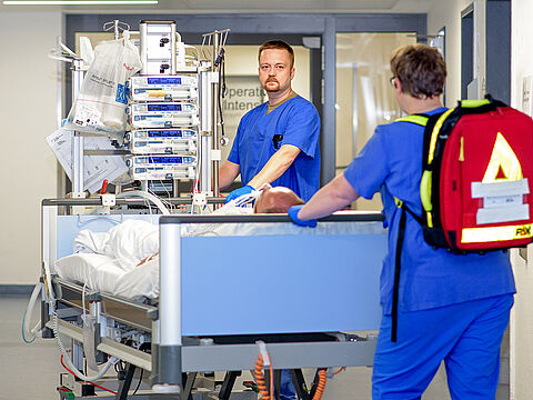 In zwei Bundeswehrkrankenhäusern sollen Dienstposten eingerichtet werden, die einen möglichen Karriereweg von der ungelernten Pflegehilfe bis zur akademischen Pflegekraft eröffnen. Foto: Bundeswehr/Patrick Grüterich