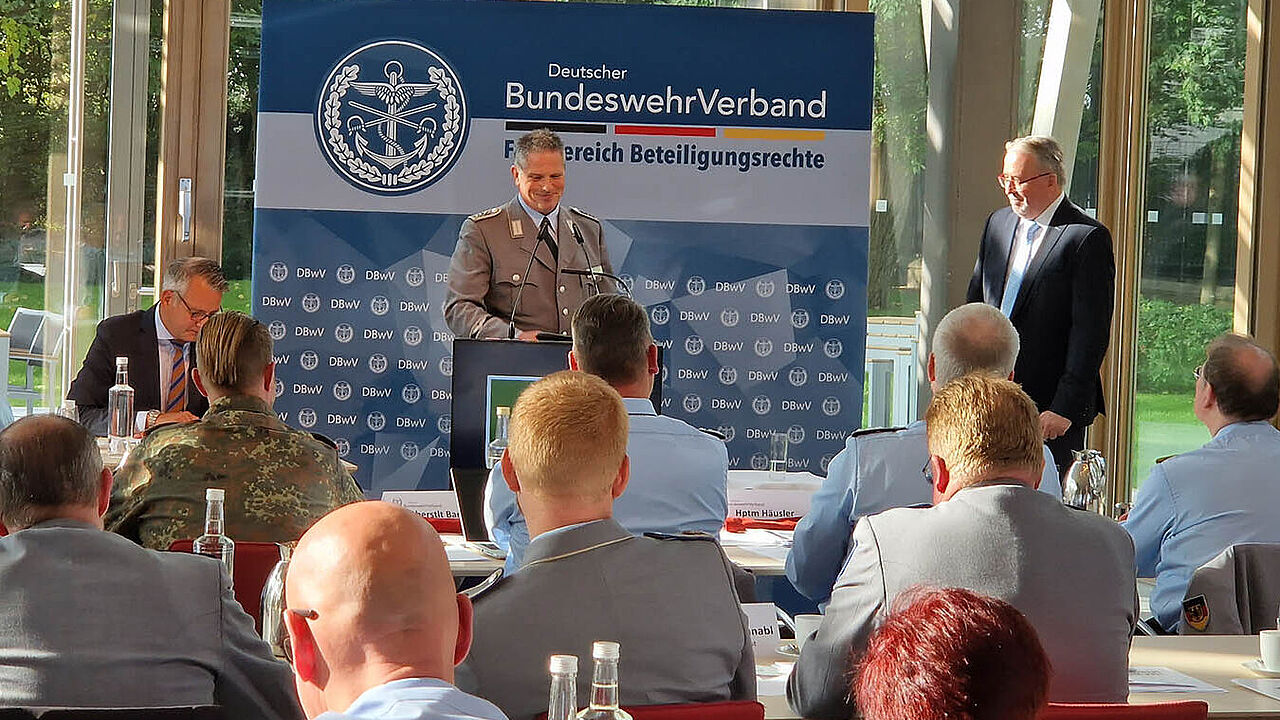 Während der Fachtagung bekamen die Teilnehmer unter anderem Informationen zur aktuellen DBwV-Arbeit. Foto: DBwV/Hahn