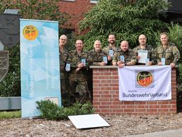 Der Kameradschaftsvorstand mit dem Oberstabsgefreiten Max Millinghaus, Oberstleutnant Thomas Schirpke, Stabsfeldwebel Stefan Sack, dem Bezirksvorsitzenden Hauptmann Lars Schunack, Hauptfeldwebel Alexander Grubbe, Stabsfeldwebel Peter Kretschmann und Oberstabsfeldwebel Réne Sieg (v.l.) Foto: DBwV