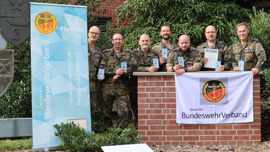 Der Kameradschaftsvorstand mit dem Oberstabsgefreiten Max Millinghaus, Oberstleutnant Thomas Schirpke, Stabsfeldwebel Stefan Sack, dem Bezirksvorsitzenden Hauptmann Lars Schunack, Hauptfeldwebel Alexander Grubbe, Stabsfeldwebel Peter Kretschmann und Oberstabsfeldwebel Réne Sieg (v.l.) Foto: DBwV