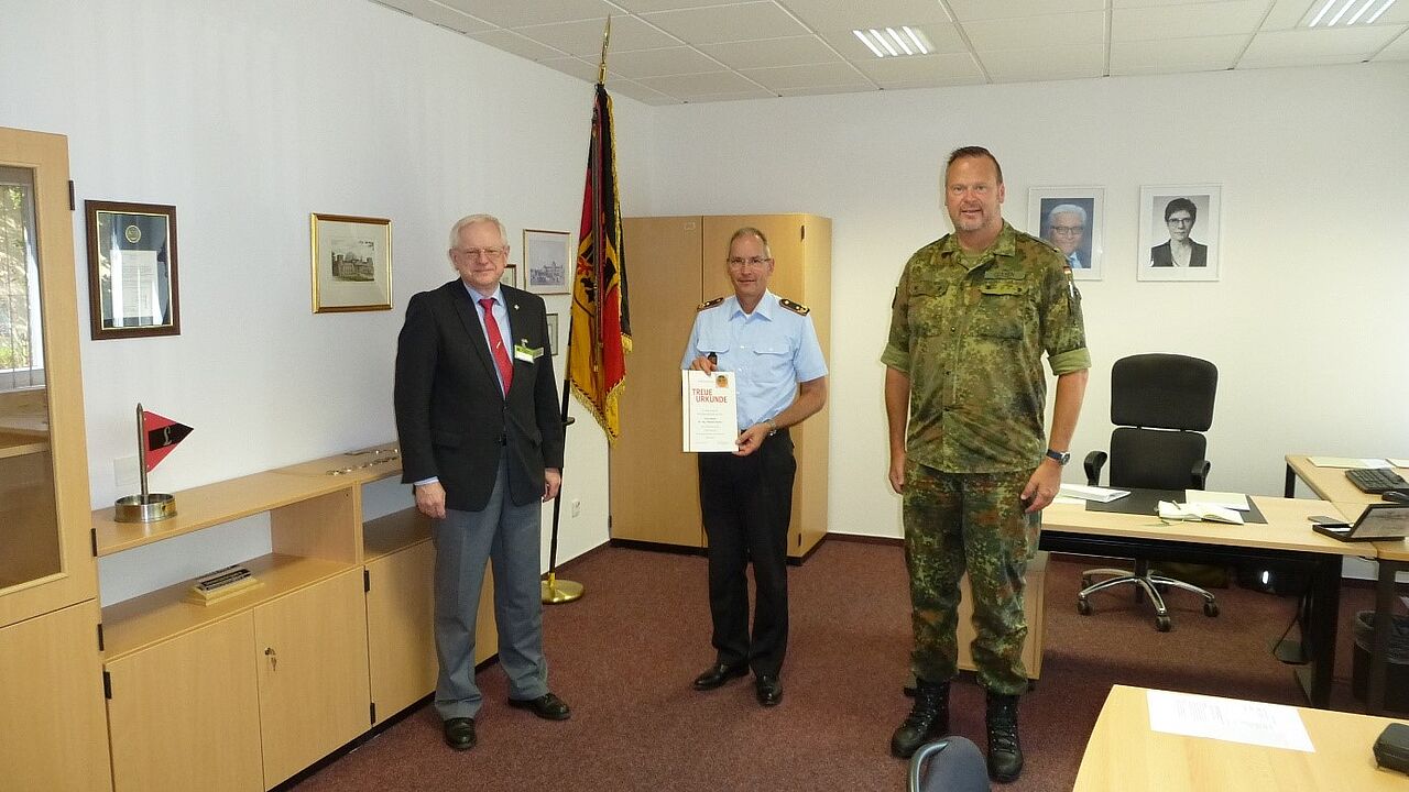 Dankten Generalmajor Färber (M.) für 25-jährige Mitgliedschaft im DBwV: Hauptmann a.D. Volker Jung (l.) und Hauptmann Lars Clasen. Foto: KdoITBw