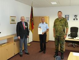 Dankten Generalmajor Färber (M.) für 25-jährige Mitgliedschaft im DBwV: Hauptmann a.D. Volker Jung (l.) und Hauptmann Lars Clasen. Foto: KdoITBw