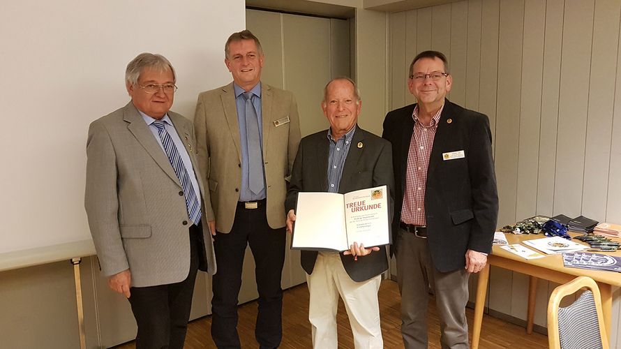 Vorsitzender Roland Richter, Vorsitzender ERH Bernhard Hauber, Stabsfeldwebel a.D. Kieninger und Bezirksvorsitzender Harald Lott (v.l.) Foto: DBwV/Dieter Nötzel