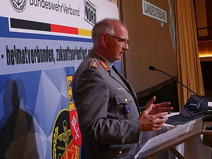 Generalleutnant Wolfgang Wien stellte sich nach seinem Vortrag Fragen der Teilnehmer. Foto: DBwV