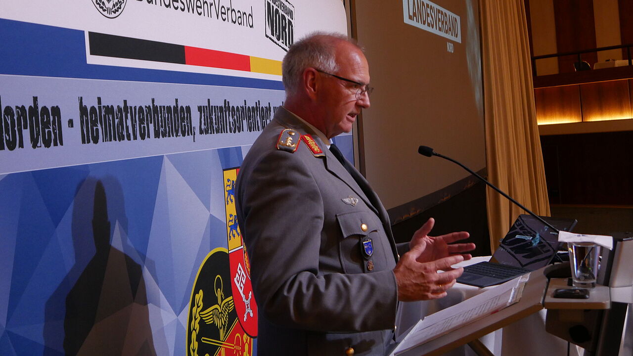Generalleutnant Wolfgang Wien stellte sich nach seinem Vortrag Fragen der Teilnehmer. Foto: DBwV