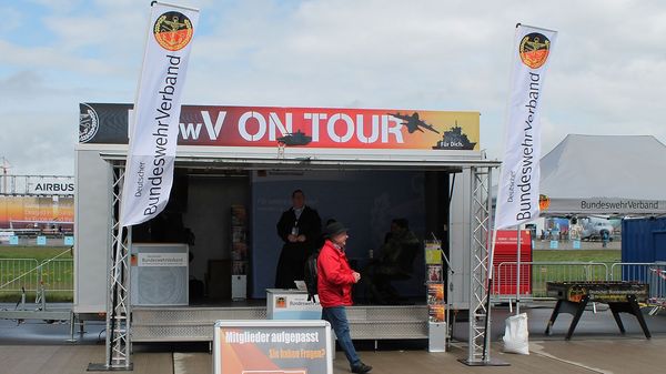 Gute Lage: Der DBwV-Stand direkt neben dem Static Display der Bundeswehr. Foto: DBwV/kuh