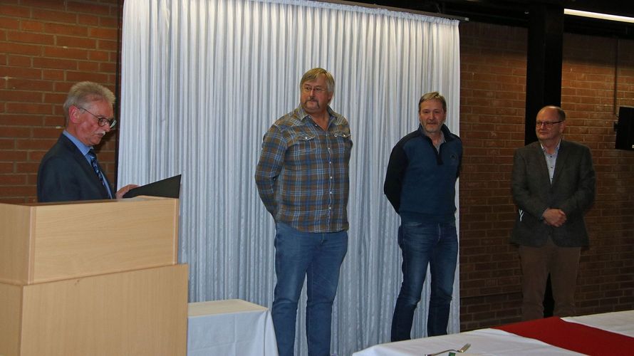 Andreas Priesemann (v.l.n.r.) ehrte Dirk Hülfenhaus, Frank Stucke und Rainer Fuest. Foto: DBwV/Jürgen Friedrich Kanert