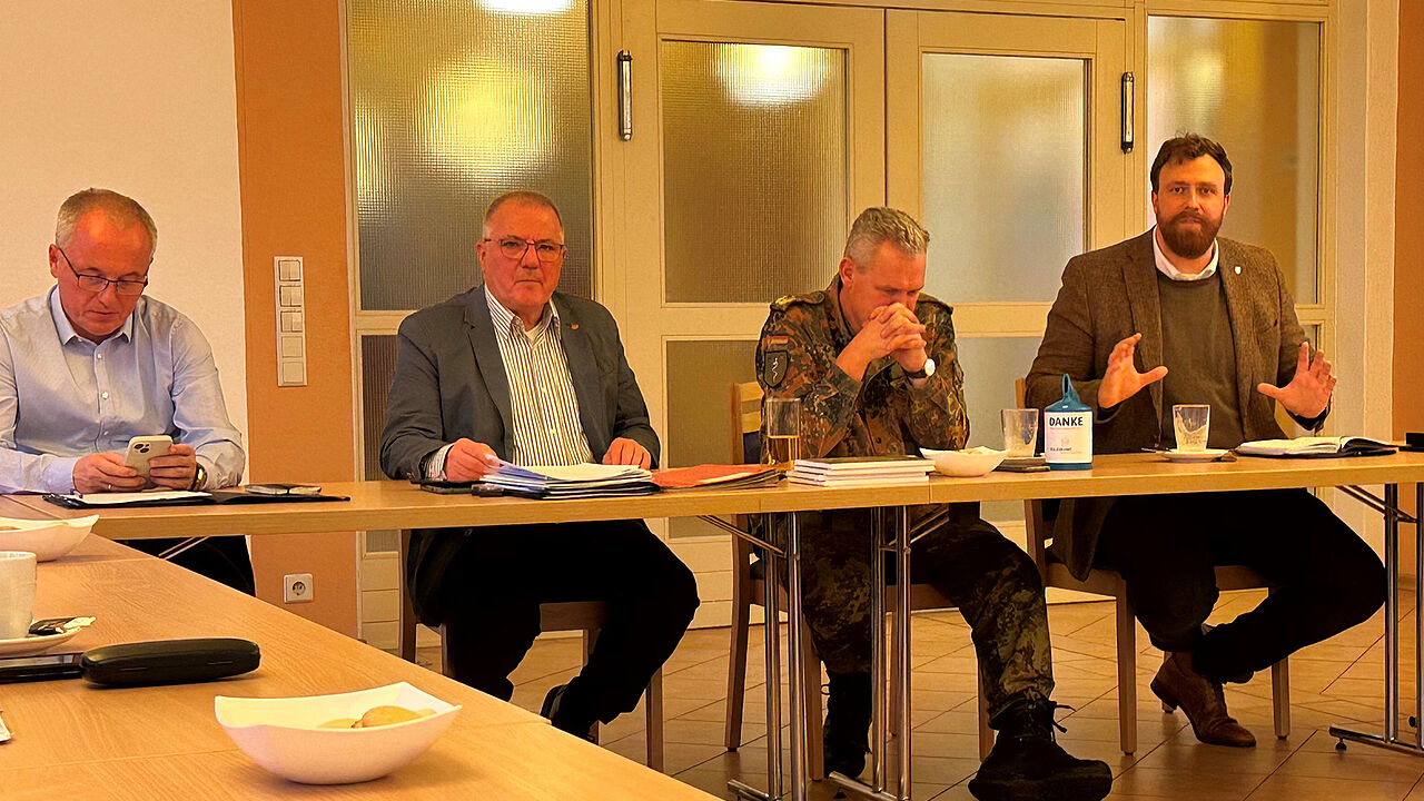 Die Referenten der Mitgliederversammlung der KERH Burgenlandkreis: Rüdiger Erben (l.), Generalarzt Dr. Bruno Most (2.v.r.) sowie Martin Papke (r.) mit dem Vorsitzenden Volkhard Riemer. Foto: Holger Koch