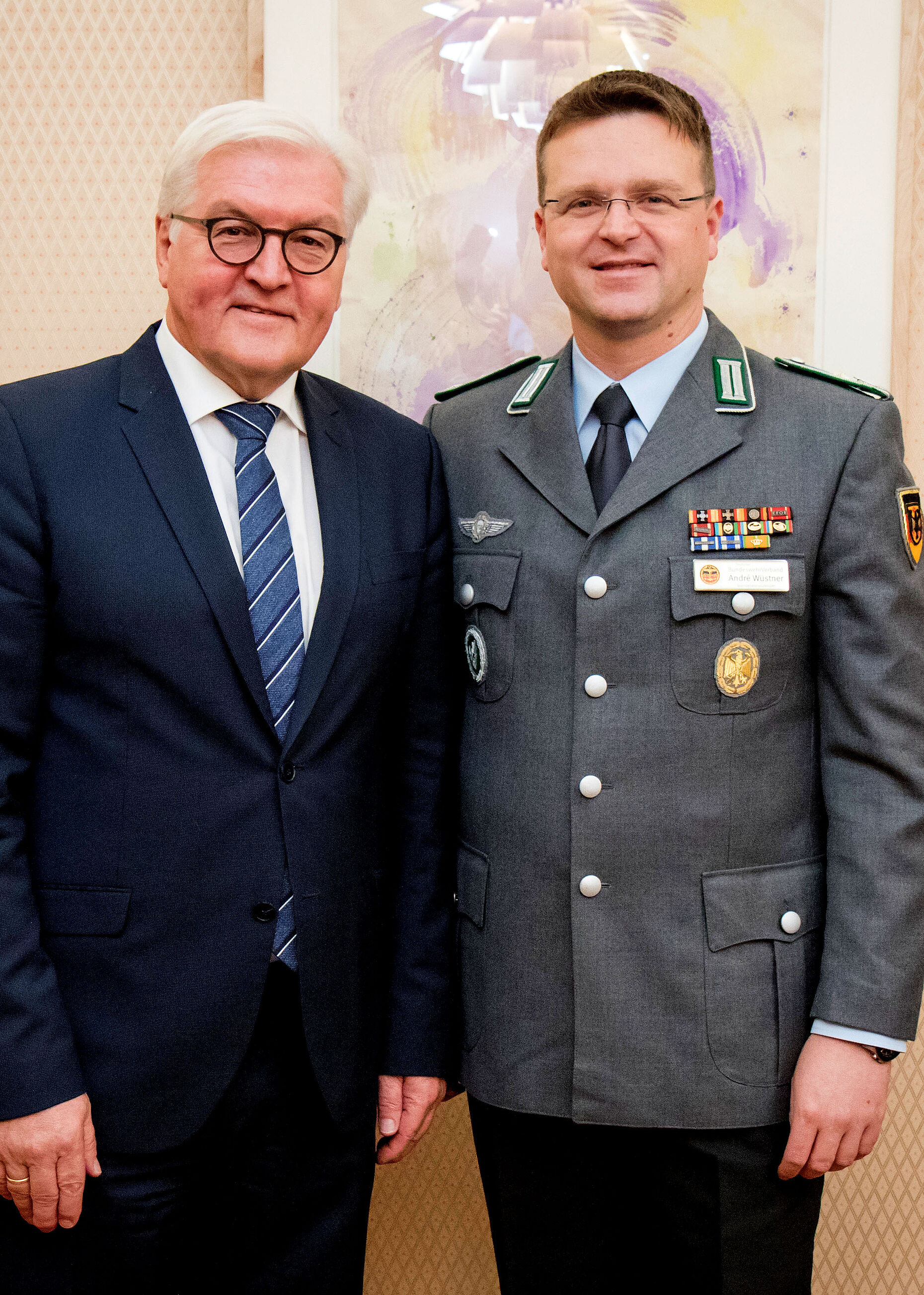 Außenminister Frank-Walter Steinmeier mit Oberstleutnant André Wüstner Foto: DBwV/Darrelmann
