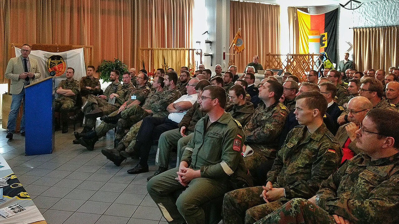 OStFw a.D. Uwe Schenkel informiert die zahlreich erschienenen Mitglieder über Änderungen im Versorgungsrecht Foto: StoKa Nordholz