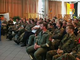 OStFw a.D. Uwe Schenkel informiert die zahlreich erschienenen Mitglieder über Änderungen im Versorgungsrecht Foto: StoKa Nordholz