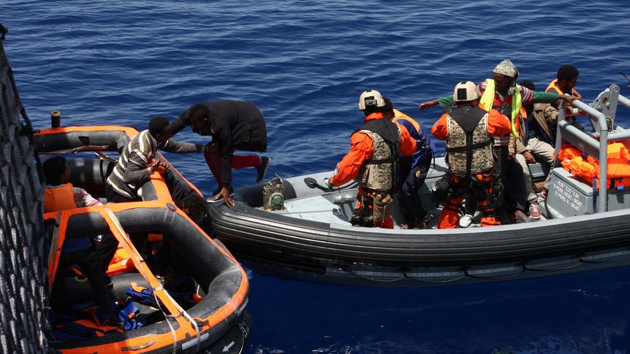 Die Bundeswehr hat schon Tausende Flüchtlinge aus Seenot gerettet Foto: Bundeswehr
