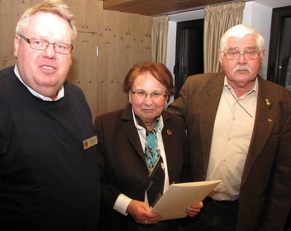 Vorsitzender der Standortkameradschaft Hammelburg, Oberstabsfeldwebel a.D. Ewald Krampf (links), und Oberstleutnant a.D. Klaus Voshage dankten Rosi Hufnagel mit der Verdienstnadel in Bronze. Foto: DBwV/LV Süddeutschland