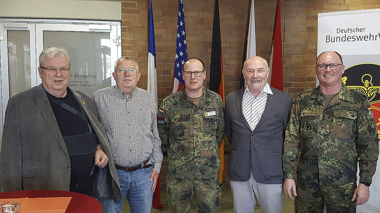 (v.l.): Mitglieder des Vorstands mit Vorsitzendem Feldwebel d.R. Siegbert Schneider, Stabsfeldwebel a.D. Hans-Dieter Hutzheimer, Bezirksvorsitzendem Hauptmann Oliver Hartmann, Oberst a.D. Theodor Herkel und Hauptmann a.D. Roland Stengl. Foto: DBwV/Ekkehard Wiehn