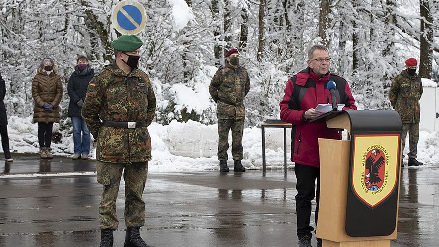 Der Kommandeur des AusbZ SpezlOp, Oberst Albrecht Katz-Kupke (l.), und Bezirksvorsitzender Harald Lott. Foto: sTruKa Pfullendorf