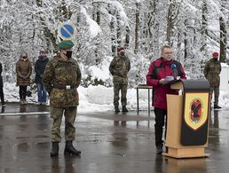 Der Kommandeur des AusbZ SpezlOp, Oberst Albrecht Katz-Kupke (l.), und Bezirksvorsitzender Harald Lott. Foto: sTruKa Pfullendorf