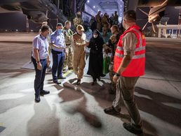 In der Nacht zu Samstag erreichten weitere Menschen Dank der Bundeswehr sicheren Boden in Usbekistan. Foto: Bundeswehr