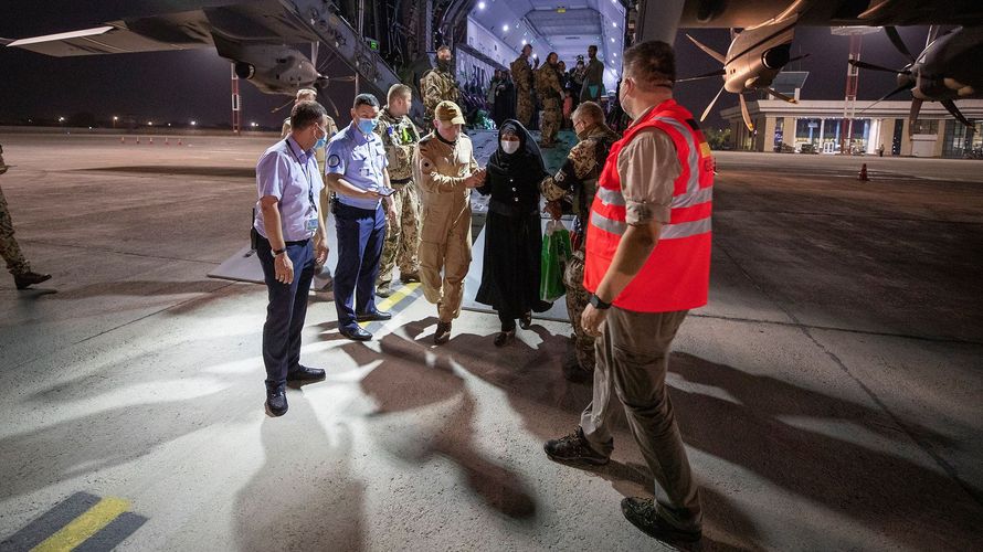 In der Nacht zu Samstag erreichten weitere Menschen Dank der Bundeswehr sicheren Boden in Usbekistan. Foto: Bundeswehr