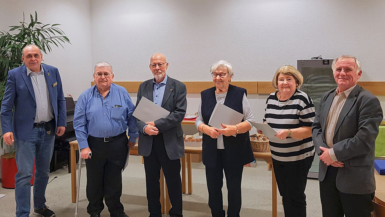 Bei der Adventsfeier der Kameradschaft ERH Karlsruhe wurden die langjährigen Mitglieder Hans-Peter Flug (2. von links), Rüdiger Kleemann, Christa Schäfer, Gabriele Hilbert ausgezeichnet. Foto: Heinz Simon