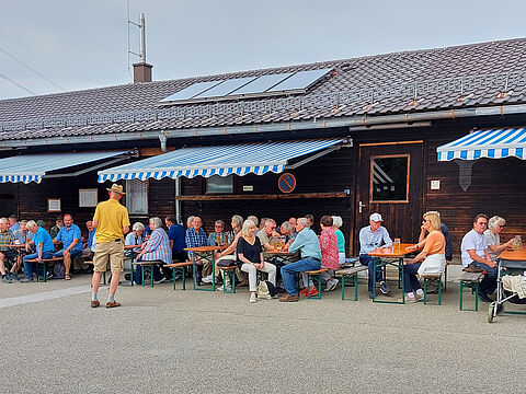 Mehr als 50 Mitglieder der fusionierten KERH Garmisch-Partenkirchen-Mittenwald kamen zur ersten gemeinsamen Veranstaltung – ein starkes Zeichen für den Zusammenhalt in der neuen Gemeinschaft. Foto: KERN GAP-Mittenwald