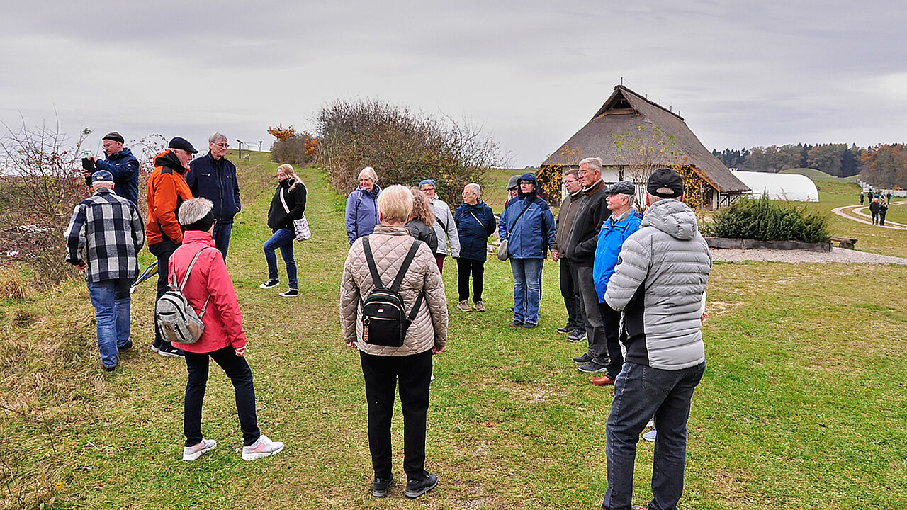 Beim Rundgang über die Außenanlagen des Keltenmuseums Heuneburg tauchten die Mitglieder der KERH Tuttlingen in die Lebenswelt der Kelten ein. Foto: Jochen Schmid