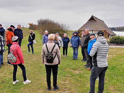 Beim Rundgang über die Außenanlagen des Keltenmuseums Heuneburg tauchten die Mitglieder der KERH Tuttlingen in die Lebenswelt der Kelten ein. Foto: Jochen Schmid