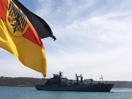 Der Einsatzgruppenversorger "Berlin", hier bei einem Einsatz vor Kreta in 2015, ist zurzeit bei der EU-Mission Irini im Einsatz vor der ostlibyschen Küste. Der Bundestag hat der Verlängerung des Einsatzes um ein Jahr zugestimmt. Foto: Bundeswehr