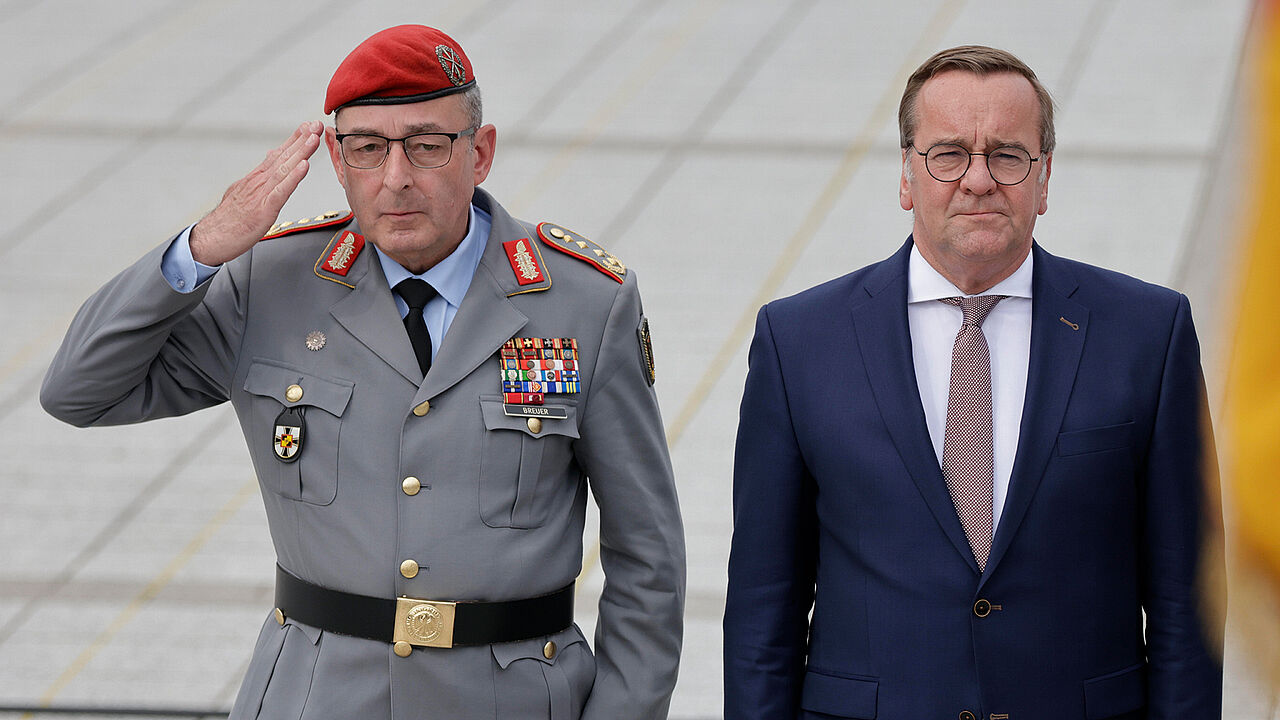 Mit dem aktuellen Tagesbefehl erläutern Verteidigungsminister Boris Pistorius und Generalinspekteur Carsten Breuer die Problematik der Mindestdienstzeiten, skizzieren den künftigen Weg zu neuen Personalstrukturen und verkünden den viel kritisierten Beförderungsstopp für Hauptfeldwebel und Hauptbootsleute. Foto: picture alliance/Metodi Popow/M. Popow