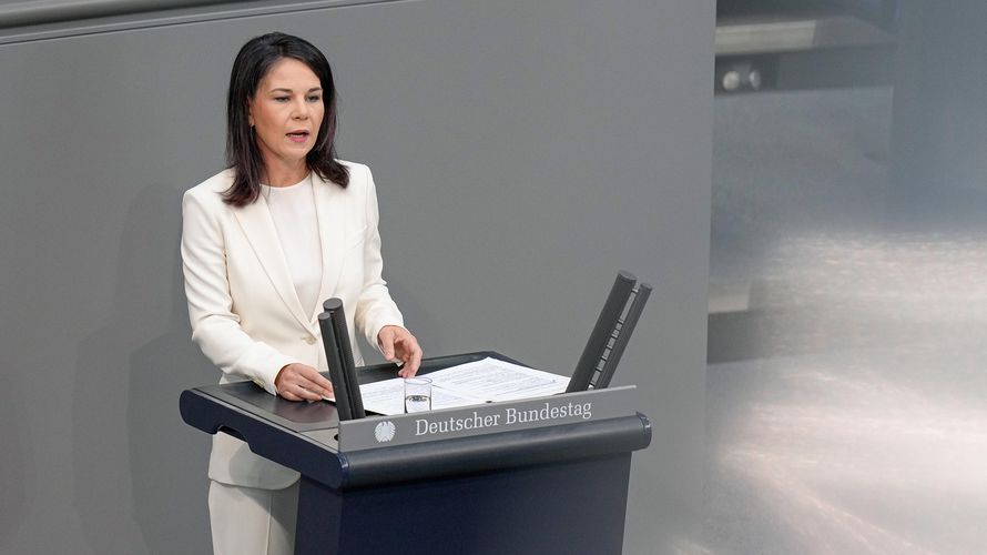 Annalena Baerbock will am Zwei-Prozent-Ziel der NATO festhalten. Das bekräftigte die Außenministerin in der Bundestagdebatte zum bevorstehenden NATO-Jubiläumsgipfel in Washington. Foto: picture alliance/Flashpic/Jens Krick