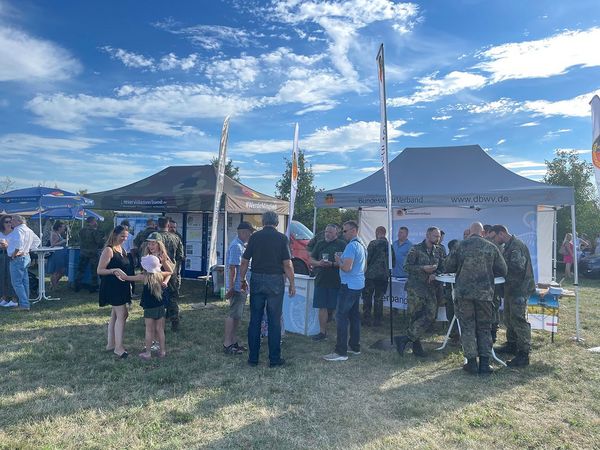 Der Stand des DBwV war wie in den vergangenen Jahren ein gefragter Anlaufpunkt der Teilnehmer am Sommerfest der USH. Foto: DBwV/Becher