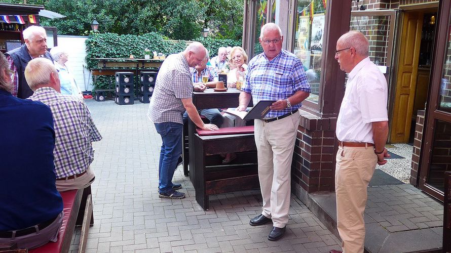 Vorsitzender Uwe Börner (2.v.r.) hatte nicht nur warme Worte zur Begrüßung, sondern auch etwas durchaus Handfestes für einen Jubilar dabei. Foto: sKERH Düsseldorf- Berg. Land