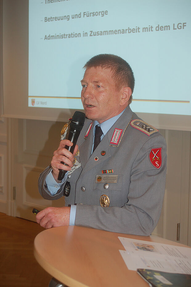 Gerd Dombrowski erläuterte die Verbandsarbeit und stellte sich Fragen der Teilnehmer. Foto: DBwV