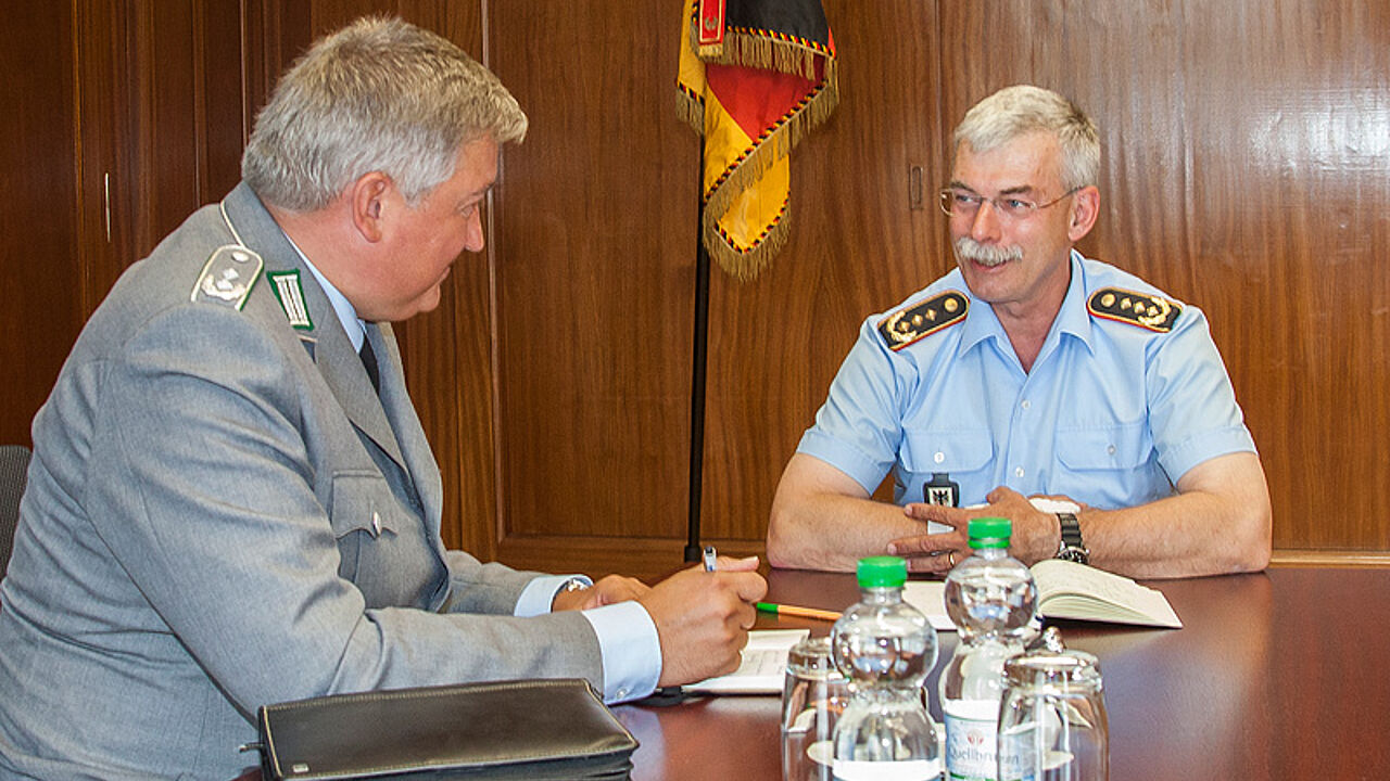In Strausberg: Generalleutnant Jörg Vollmer (r.) im Gespräch mit Oberstleutnant Thomas Behr. Foto: Mario Bähr