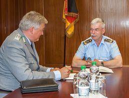 In Strausberg: Generalleutnant Jörg Vollmer (r.) im Gespräch mit Oberstleutnant Thomas Behr. Foto: Mario Bähr