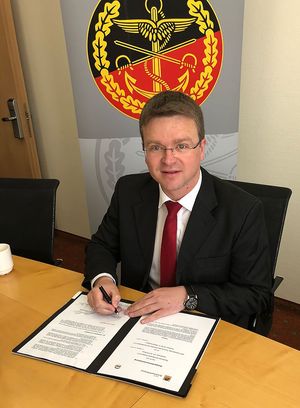 Auch der DBwV-Bundesvorsitzende André Wüstner unterschrieb die Vereinbarung mit „IGBI - Verband des Technischen Dienstes der Bundeswehr“. Foto: DBwV/Görlich