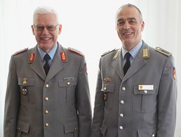 Informatives Gespräch im BAAINBw – der stellvertretende Bundesvorsitzende des Deutschen BundeswehrVerbandes, Oberstabsfeldwebel Jürgen Görlich (r.) mit dem Vizepräsidenten Generalmajor Klaus Veit. Quelle. PIZ BAAINBw