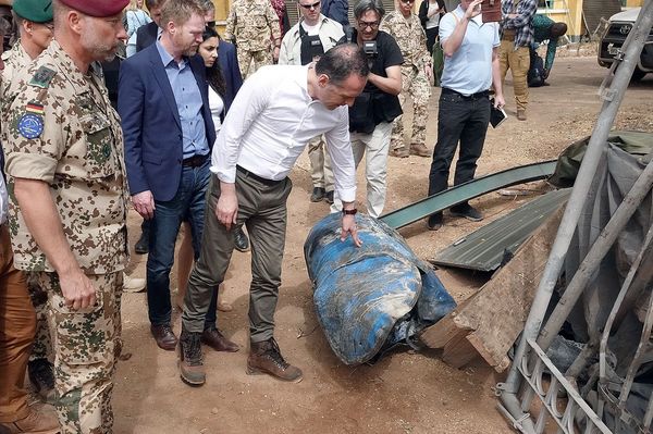 Außenminister Heiko Maas (M.) begutachtet Schäden, die beim Angriff auf das Camp "Gecko" entstanden sind. Foto: dpa