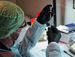 In einem Impfzentrum in Pasewalk (Mecklenburg-Vorpommern) bereitet ein Soldat eine Covid-19-Impfung vor. Mit eigenen Impfzentren könnte die Bundeswehr das Tempo bei der Immunisierung der Bevölkerung beschleunigen, sagte Verteidigungsministerin Kramp-Karrenbauer. Foto: DBwV/Gunnar Kruse