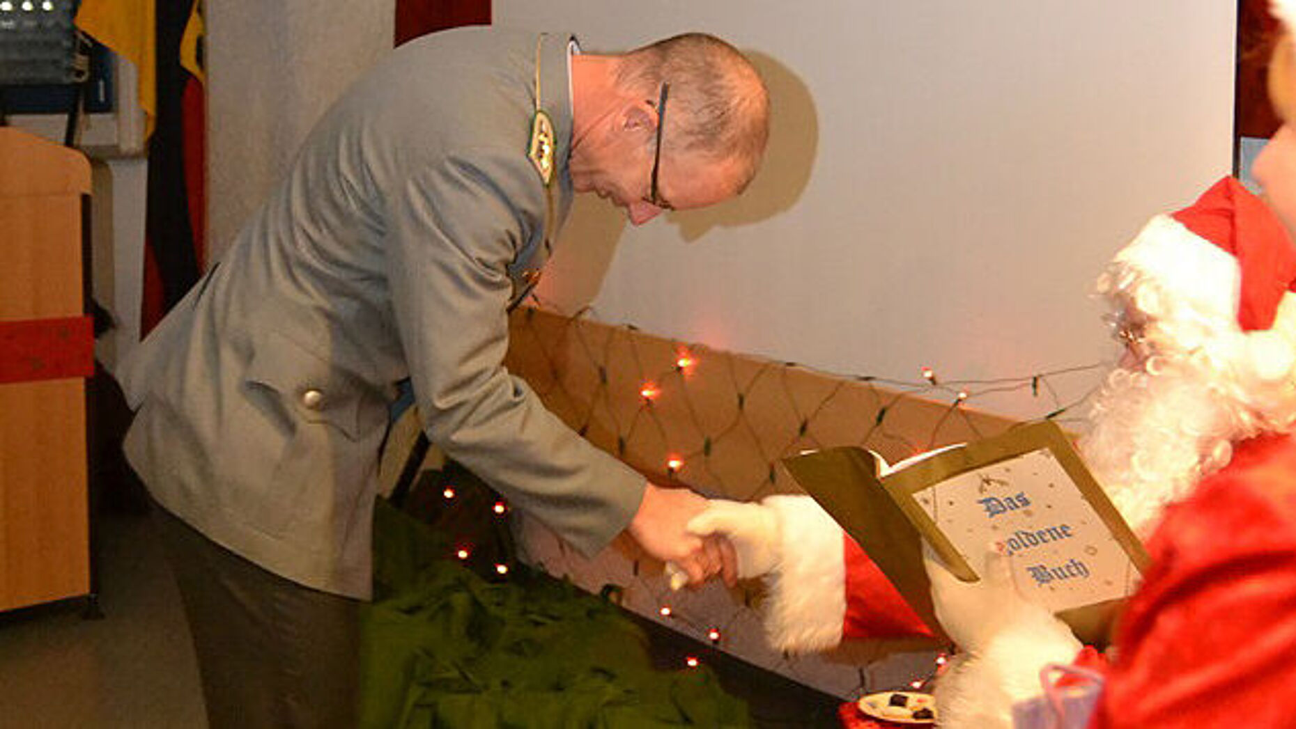 Mit Ehrfurcht begegnete auch FBZ-Leiter Oberstabsfeldwebel Christian Wilkening dem Weihnachtsmann Foto:  Glockmann-Raab/FBZ