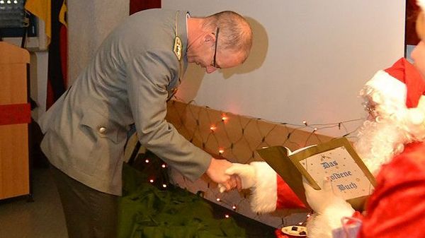 Mit Ehrfurcht begegnete auch FBZ-Leiter Oberstabsfeldwebel Christian Wilkening dem Weihnachtsmann Foto:  Glockmann-Raab/FBZ