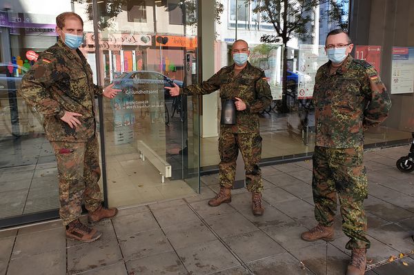 Auch für die im Frankfurter Gesundheitsamt eingesetzten Kräfte hatte Thomas Schwappacher (r.) ein paar praktische Kleinigkeiten mitgebracht. Foto: DBwV/Thomas Schwappacher